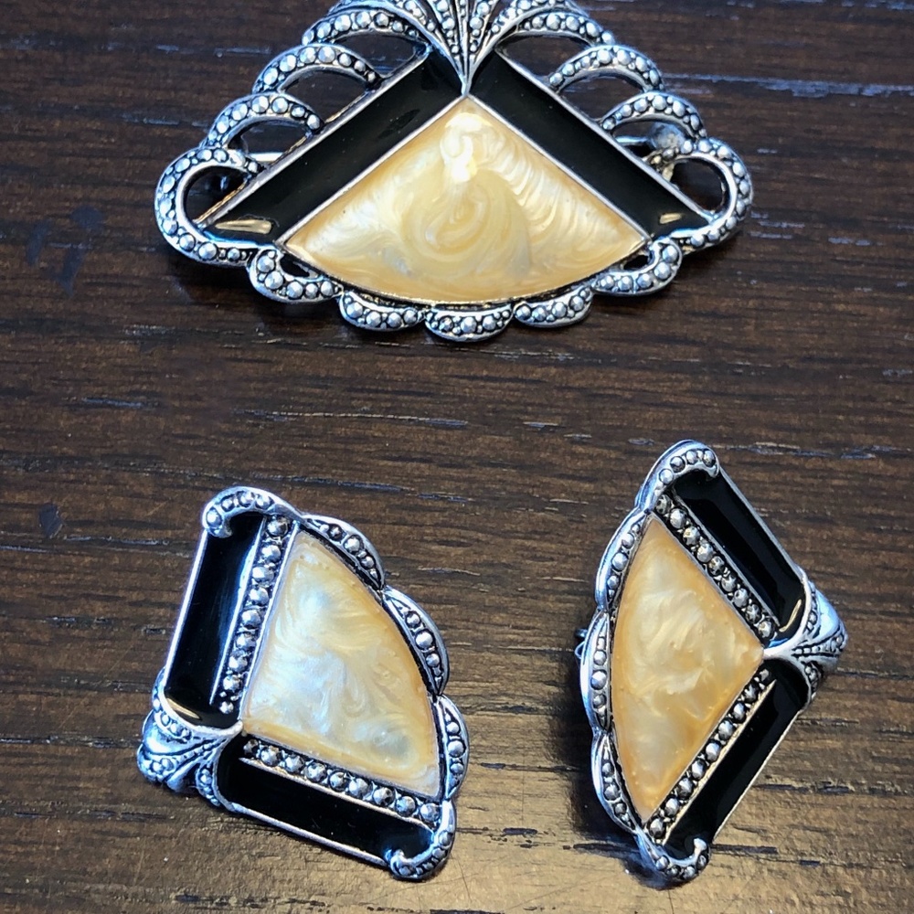 Vintage 1989 Avon unmarked parure Earrings and Brooch